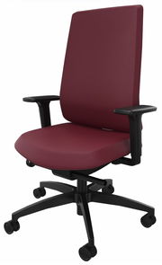 Bürostuhl mit weinrotem Bezug und schwarzen Armlehnen, seitliche Perspektive