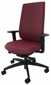 Bürostuhl mit weinrotem Bezug und schwarzen Armlehnen, seitliche Perspektive
