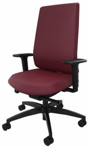 Bürostuhl mit weinrotem Bezug und schwarzen Armlehnen, seitliche Perspektive