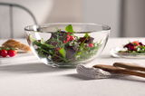 Glas-Schale mit frischem Salat, seitliche Perspektive