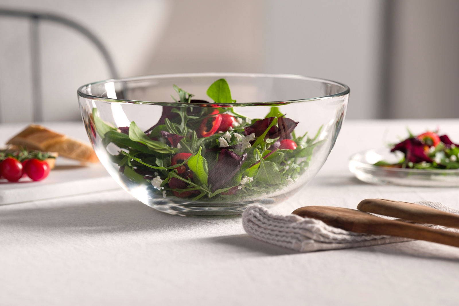 Glas-Schale mit frischem Salat, seitliche Perspektive