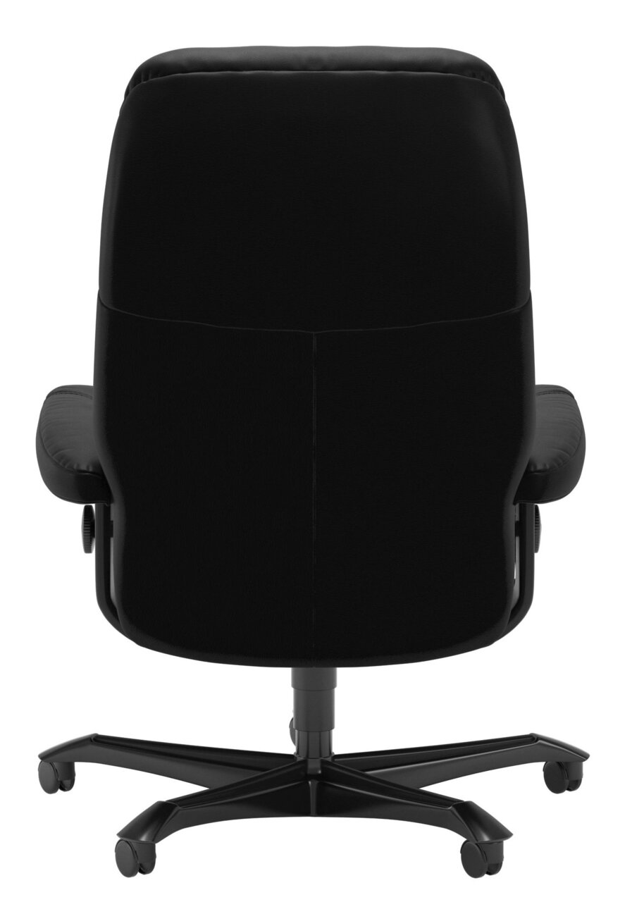 Rückansicht eines schwarzen Stressless Chefsessels OFFICE CONSUL mit fünf Rollen.