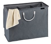 Grauer Wäschesortierer mit Tragegriff und beiger Handtuch, seitliche Perspektive