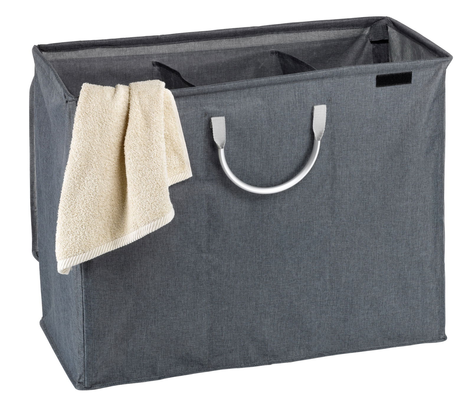 Grauer Wäschesortierer mit Tragegriff und beiger Handtuch, seitliche Perspektive