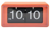Orangefarbene Flip-Uhr mit schwarzem Ziffernblatt und weißer Anzeige, zeigt die Uhrzeit 10:10 PM, frontale Ansicht.