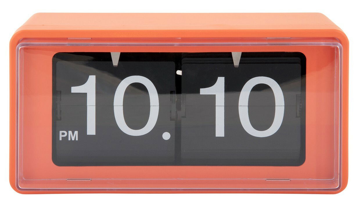 Orangefarbene Flip-Uhr mit schwarzem Ziffernblatt und weißer Anzeige, zeigt die Uhrzeit 10:10 PM, frontale Ansicht.