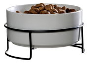 Hochwertiger Napf in einem schwarzen Metallständer, gefüllt mit Trockenfutter, seitliche Perspektive