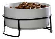Hochwertiger Napf in einem schwarzen Metallständer, gefüllt mit Trockenfutter, seitliche Perspektive