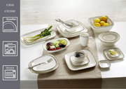 Beige Dipschale aus Porzellan, rechteckig mit abgerundeten Ecken, auf einem gedeckten Tisch von oben fotografiert.