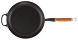 Schwarze Bratpfanne mit Holzgriff, Draufsicht