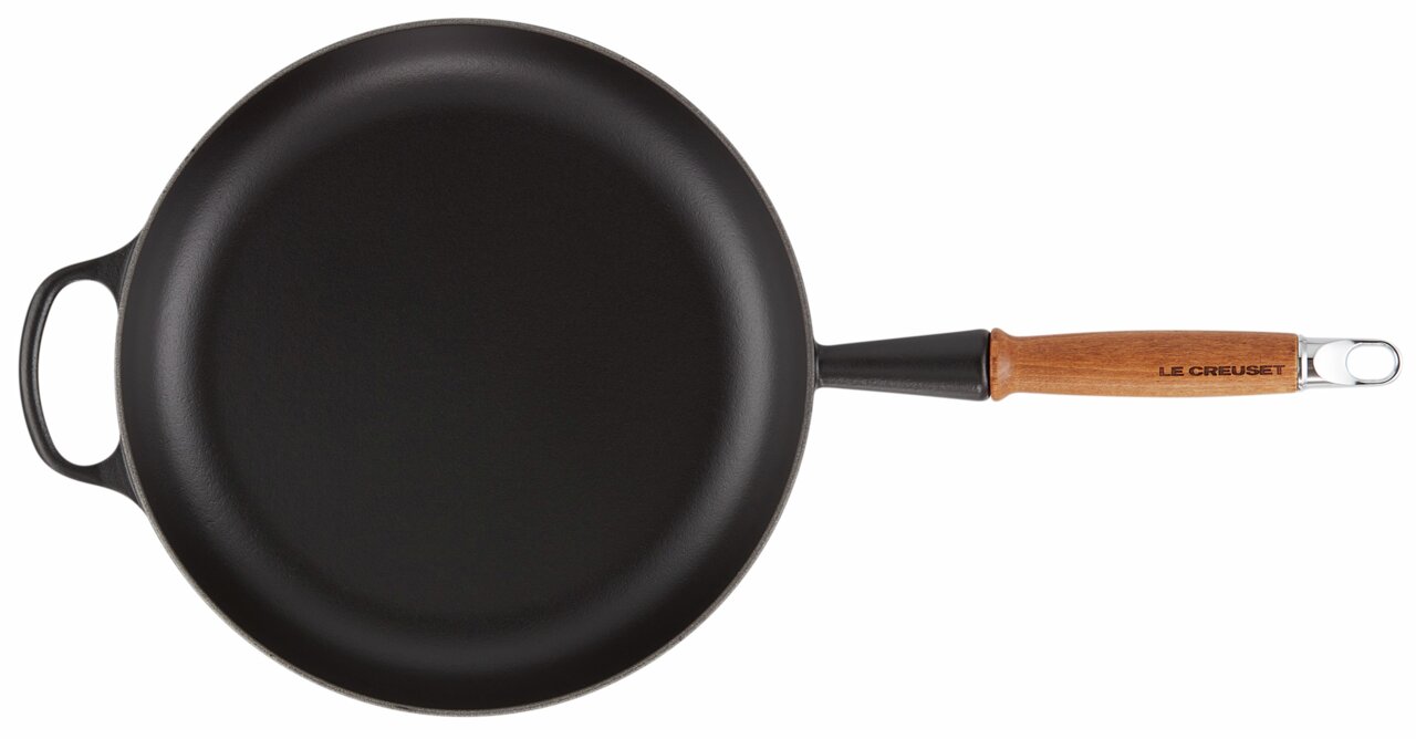 Zwarte koekenpan met houten handvat, bovenaanzicht