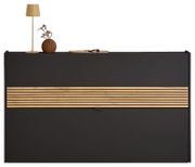 Moderner Schuhschrank in dunklem Design mit Holzstreifen, dekoriert mit Lampe und Vase, Frontalansicht