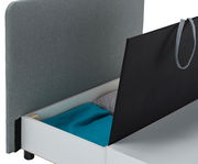 Funktionssessel mit Stauraum, seitliche Perspektive, geöffnet mit Kissen und Decke.