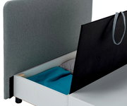 Funktionssessel mit Stauraum, seitliche Perspektive, geöffnet mit Kissen und Decke.