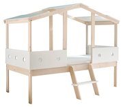 Spielbett aus hellem Holz mit weißem Dach und seitlichen Paneelen, seitliche Perspektive