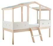Spielbett aus hellem Holz mit weißem Dach und seitlichen Paneelen, seitliche Perspektive