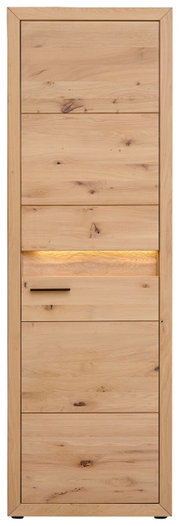 Frontale Ansicht eines Garderobenschranks aus Holz mit natürlicher Maserung und integrierter Beleuchtung.