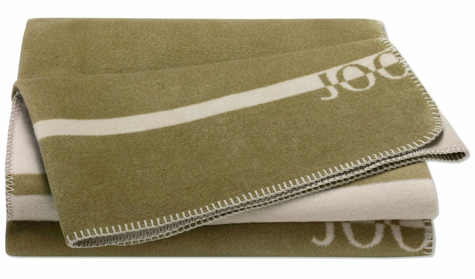 Gefaltete olivgrüne Wohndecke mit weißem Streifen und Schriftzug, seitliche Perspektive