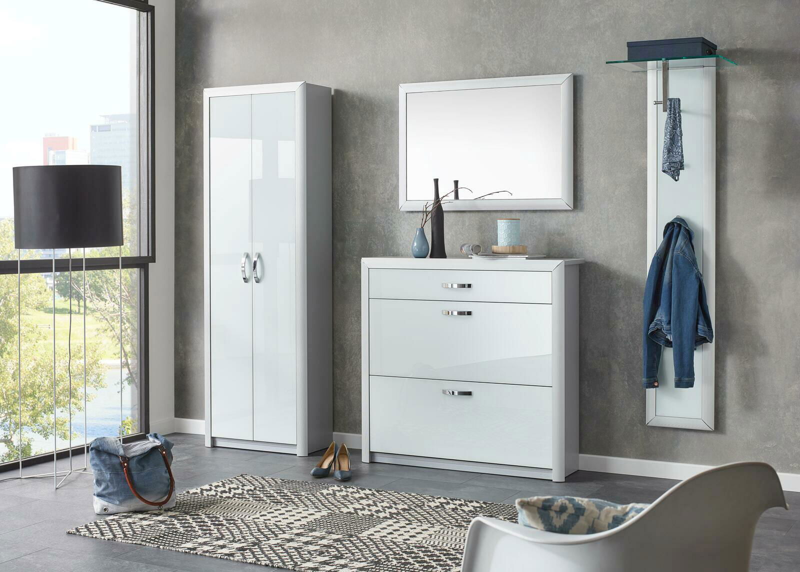 Dieter Knoll Garderobenpaneel CASTEL Moderne Garderobeneinrichtung mit weißem Schuhschrank, Spiegel und Garderobenpaneel in einem hellen Raum mit Blick aus dem Fenster.