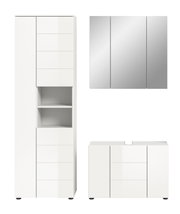 Moderne weiße Badkombination bestehend aus einem hohen Schrank mit offenen Regalen, einem Spiegelschrank und einem Waschtischunterschrank, frontal abgebildet.