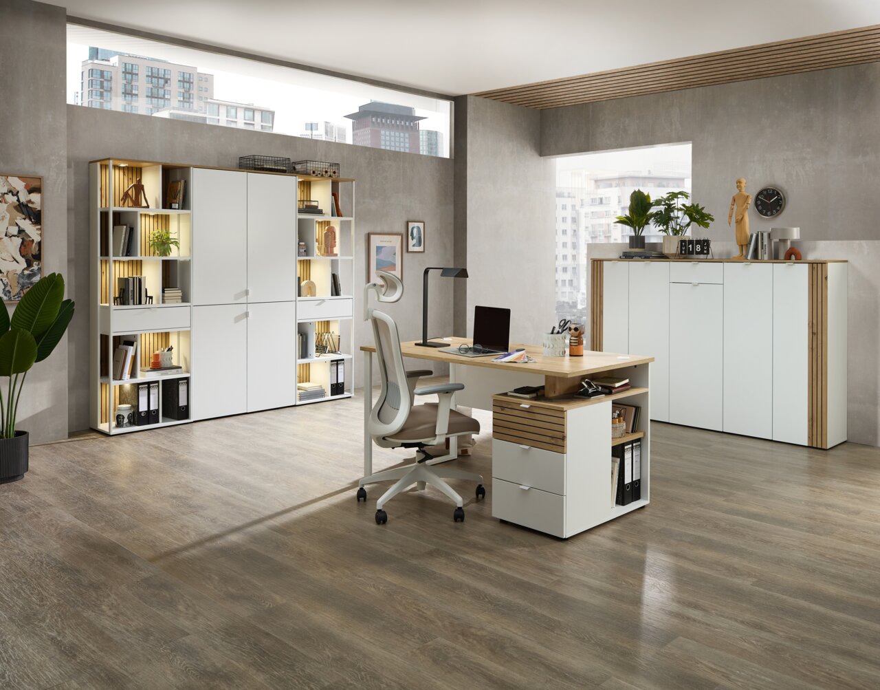 Moderne Büroumgebung mit Schreibtisch, Bürostuhl und Regalen, seitliche Perspektive