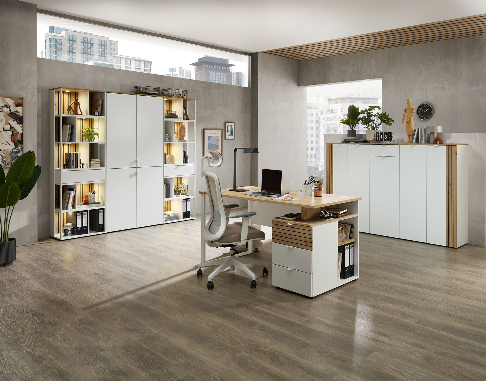 Moderne Büroumgebung mit Schreibtisch, Bürostuhl und Regalen, seitliche Perspektive