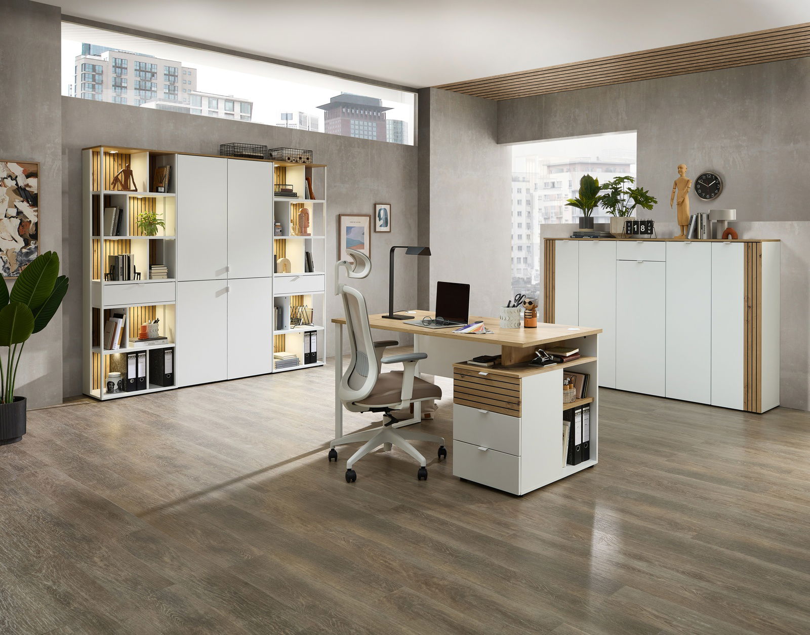Moderne Büroumgebung mit Schreibtisch, Bürostuhl und Regalen, seitliche Perspektive