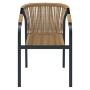 Frontansicht eines Stapelsessels mit schwarzem Metallrahmen und geflochtener Sitzfläche und Rückenlehne aus Naturmaterial.