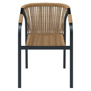 Frontansicht eines Stapelsessels mit schwarzem Metallrahmen und geflochtener Sitzfläche und Rückenlehne aus Naturmaterial.