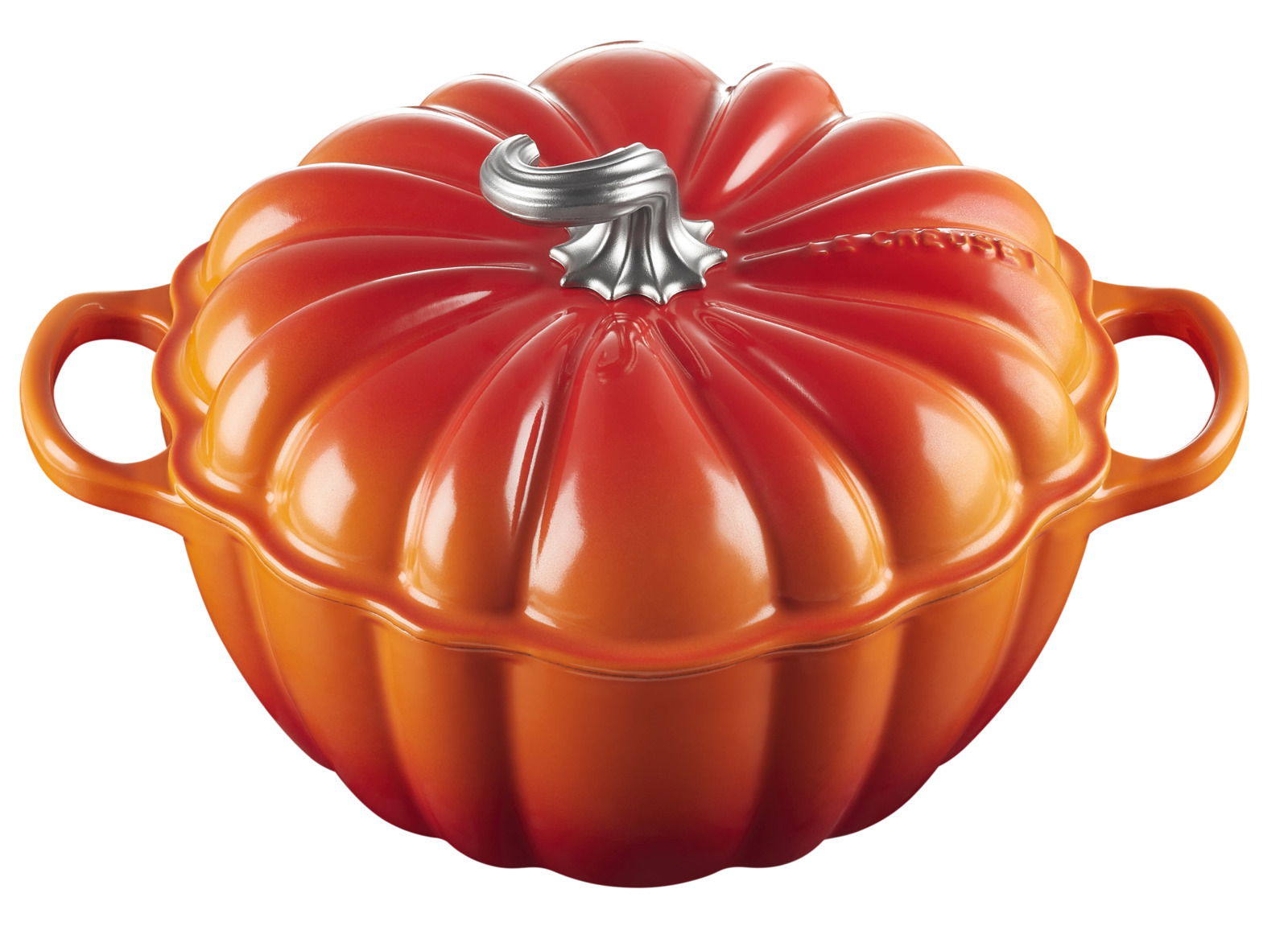 Kürbisförmiger Bräter in leuchtendem Ofenrot mit silbernem Stiel, aus der Vogelperspektive fotografiert.