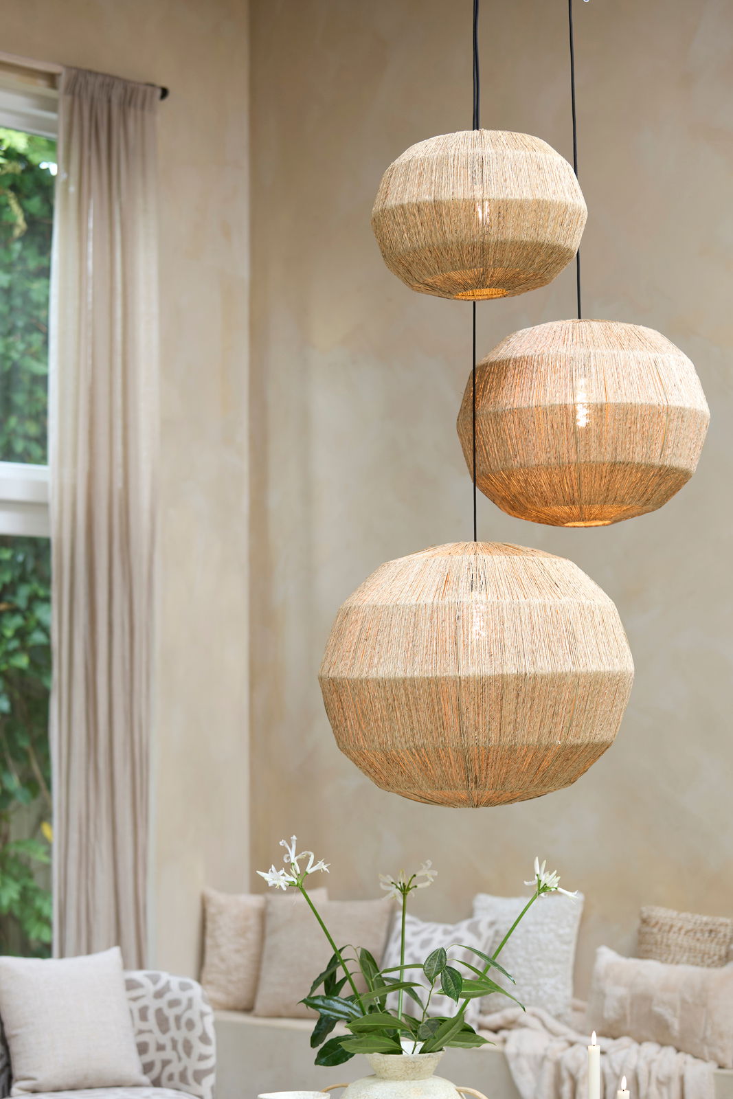 Light&Living Hängeleuchte JUNNA Drei hängende Leuchten aus natürlichem Material in einem gemütlichen Wohnzimmer, seitliche Perspektive