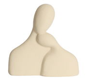 Abstrakte Skulptur eines stilisierten Paares in Umarmung, aus sandfarbenem Material, frontal betrachtet.