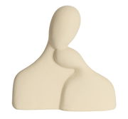 Abstrakte Skulptur eines stilisierten Paares in Umarmung, aus sandfarbenem Material, frontal betrachtet.