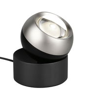 Moderne Tischleuchte mit kugelförmigem, silbernem Lampenschirm auf schwarzem Sockel, seitliche Perspektive