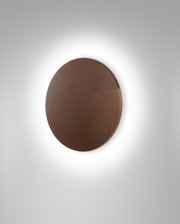 Ronde LED-wandlamp voor buiten in bruine kleur, gezien vanaf de voorkant, met een zacht licht op de muur.