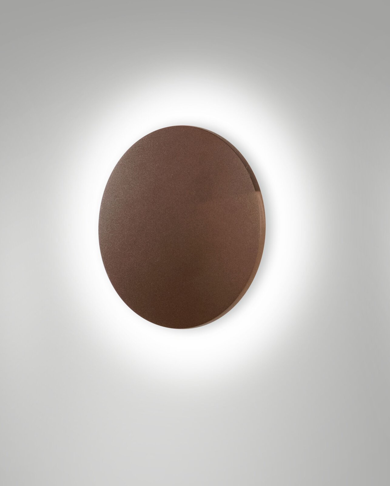Ronde LED-wandlamp voor buiten in bruine kleur, gezien vanaf de voorkant, met een zacht licht op de muur.