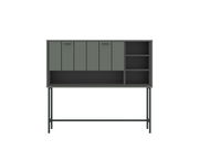 Moderner Barschrank SHIRLEY in dunklem Grün mit offenen und geschlossenen Fächern, frontal betrachtet.