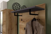 Garderobenpaneel aus Holz mit schwarzer Ablage und Haken, seitliche Perspektive