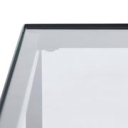 Nahaufnahme eines Beistelltischs mit Glasplatte aus der Vogelperspektive.