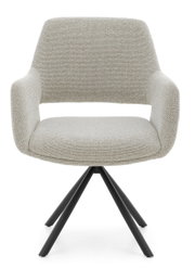 Moderne fauteuil met lichtgrijze stoffen bekleding en een zwart metalen frame, gezien van voren.