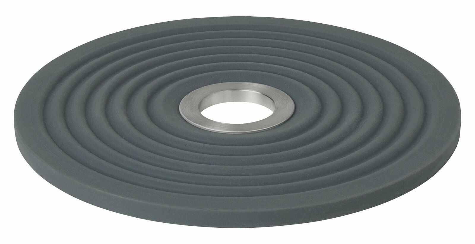 Runder, grauer Untersetzer mit konzentrischen Kreisen und einer Metallöffnung in der Mitte, seitliche Perspektive.