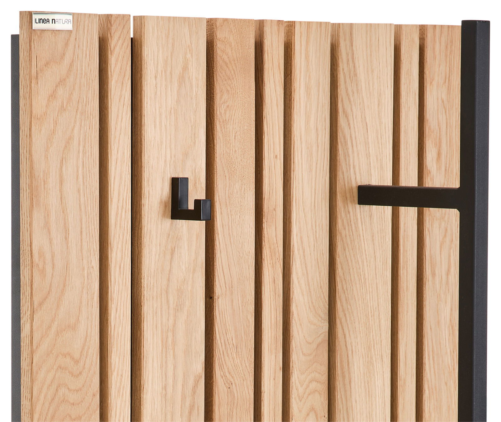 Garderobenpaneel aus Holz mit schwarzen Haken, seitliche Perspektive