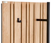 Garderobenpaneel aus Holz mit schwarzen Haken, seitliche Perspektive