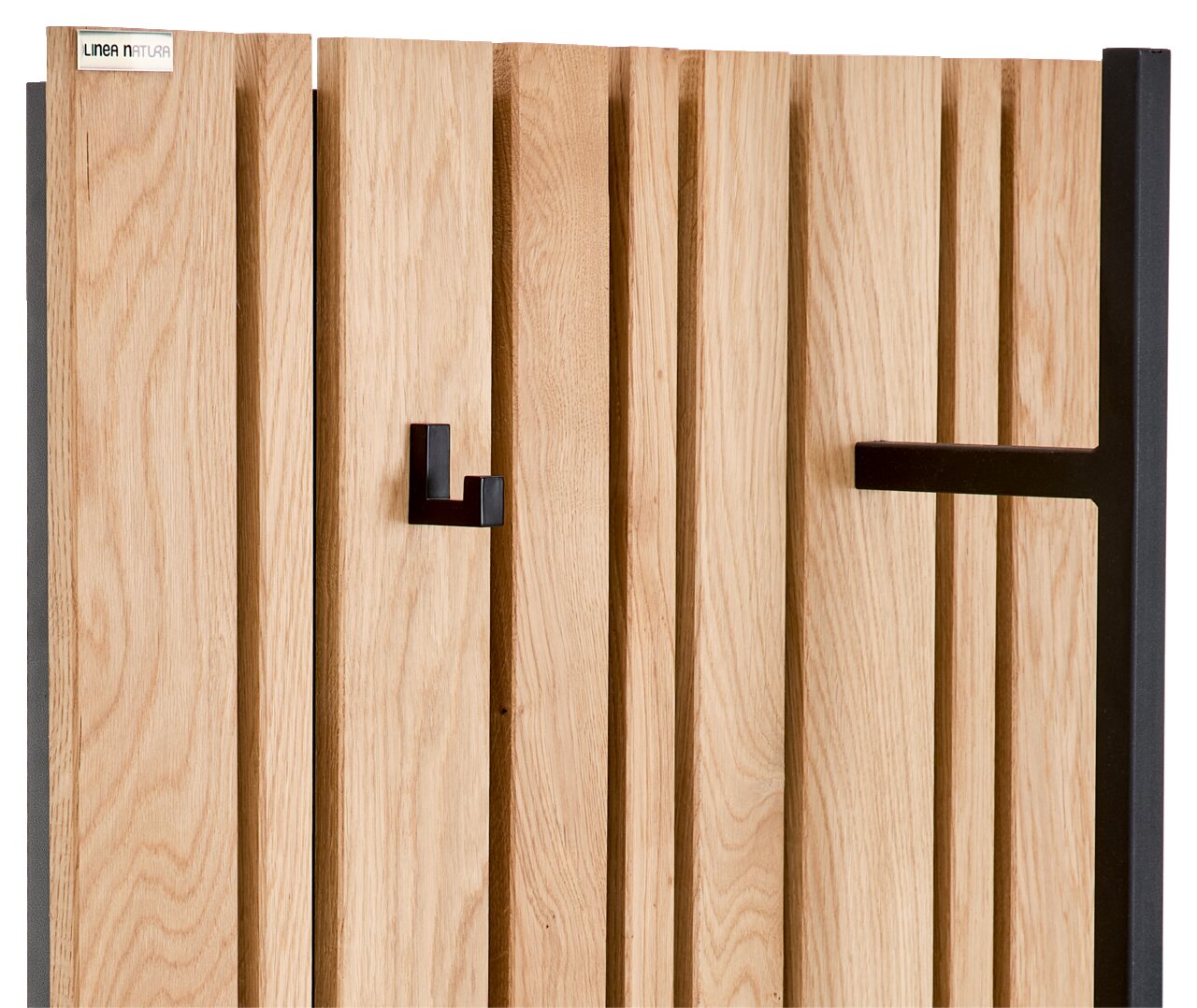 Garderobenpaneel aus Holz mit schwarzen Haken, seitliche Perspektive