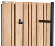 Garderobenpaneel aus Holz mit schwarzen Haken, seitliche Perspektive