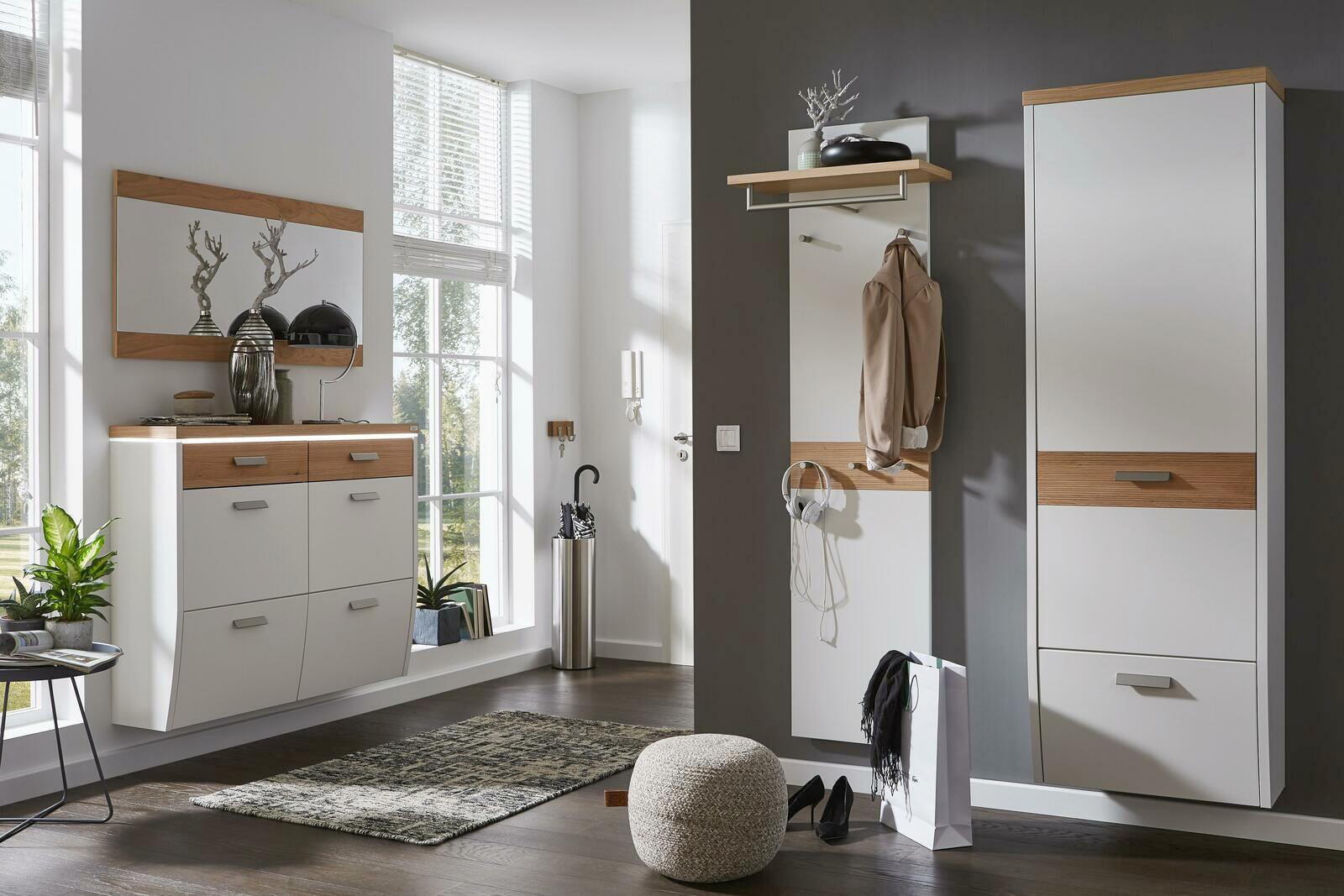 Moderne Garderobeneinrichtung mit Hängeschuhschrank, Spiegel und Garderobenpaneel in einem hellen Raum mit großen Fenstern, seitliche Perspektive.