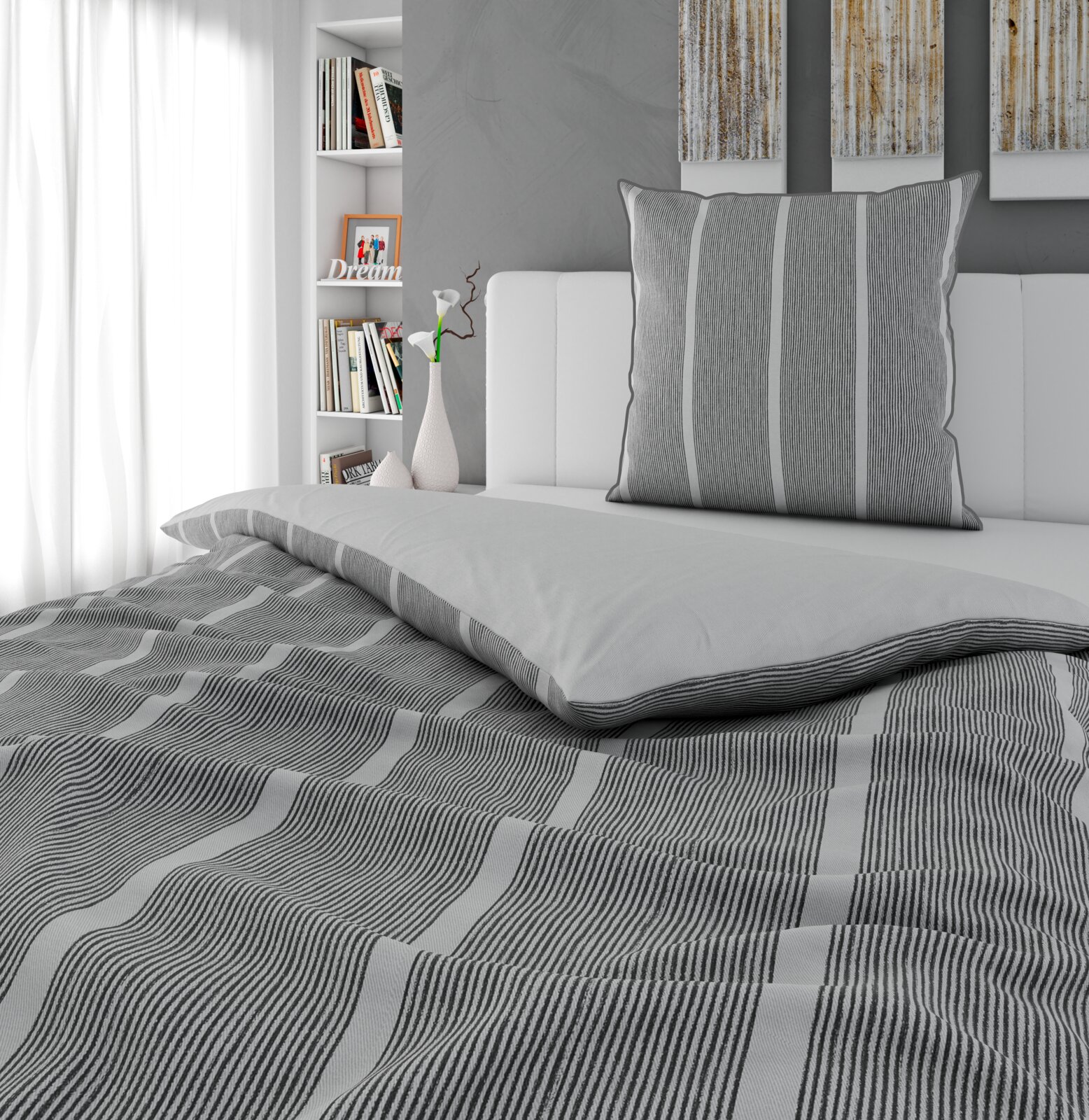 Grau-weiß gestreifte Bettwäsche mit passendem Kissen auf einem weißen Bett im modernen Schlafzimmer, aufgenommen in leichter Schrägansicht von vorn/oben.