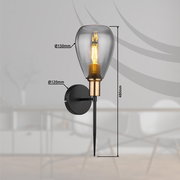 Moderne Wandleuchte mit schwarzem Sockel und transparentem Glasschirm, seitliche Perspektive