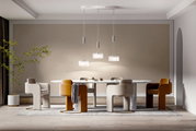 Moderne LED-Pendelleuchte mit drei Leuchten über einem Esstisch, seitliche Perspektive