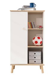 Standregal mit weißer Tür und offenen Regalfächern, gefüllt mit Büchern, einem Fußball und Dekorationsgegenständen, aus frontaler Perspektive.